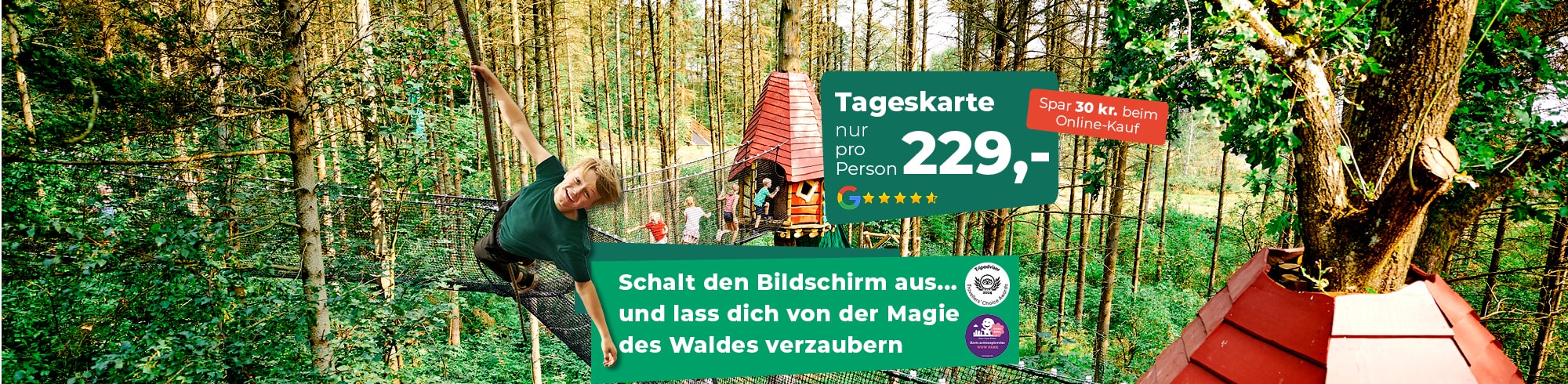 Ein Junge schwebt durch die Luft zwischen den Bäumen im WOW PARK. Der Eintrittspreis wird mit Grafiken angezeigt.